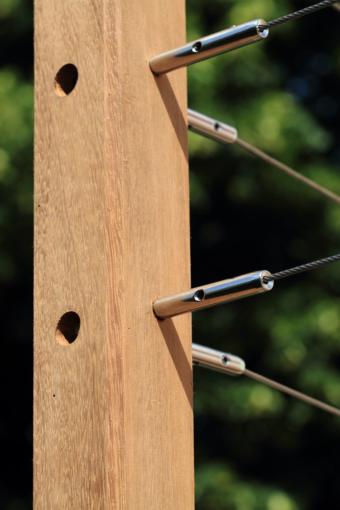 CBT 44 Terrasse bois exotiques Garde corps Iroko cable inox détail CBT 44 Terrasse bois exotiques Garde corps Iroko cable inox détail